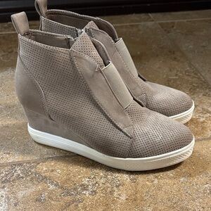 Women’s platform shoes